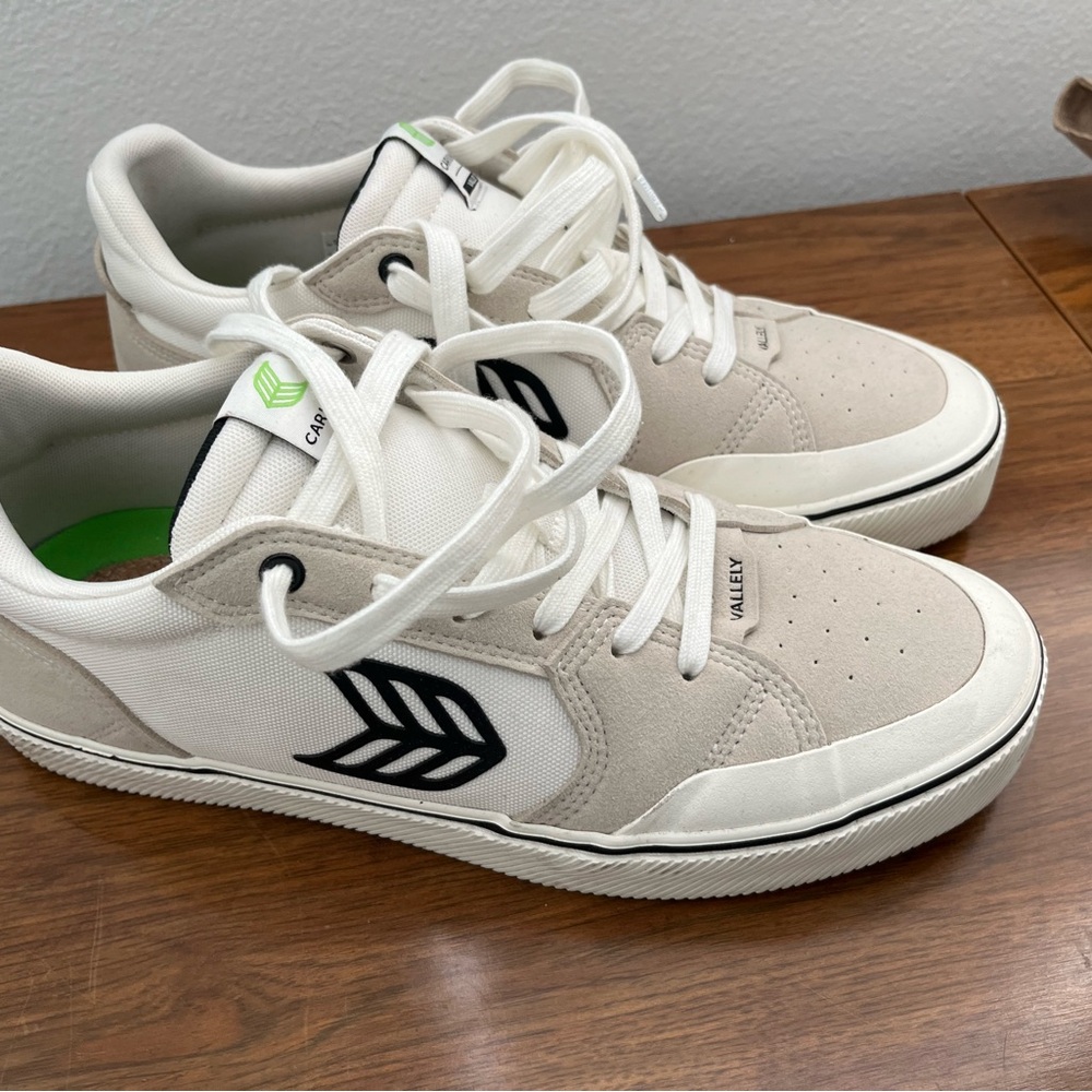 Cariuma Off-White and Beige Sneakers with Black Detail vallely